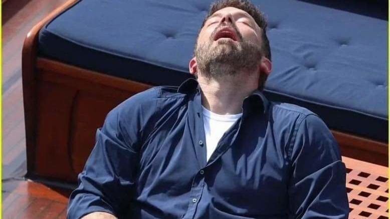 <p> Benn Affleck descansando en un cruzero por el Sena durante su luna de miel </p>