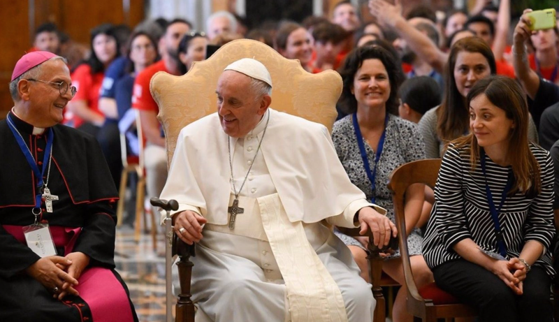 <p> El Papa reunido con jóvenes del campamento Alpha - VATICAN MEDIA </p>