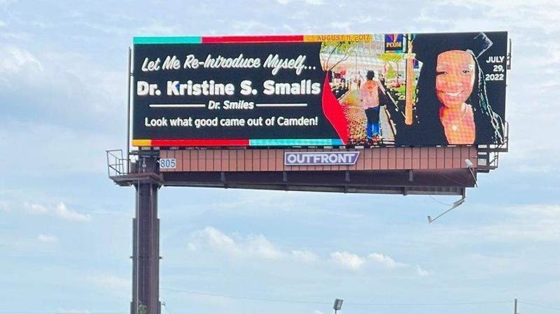<p> La valla publicitaria que alquiló la mujer para felicitar a su hija, Kristine Smalls </p>