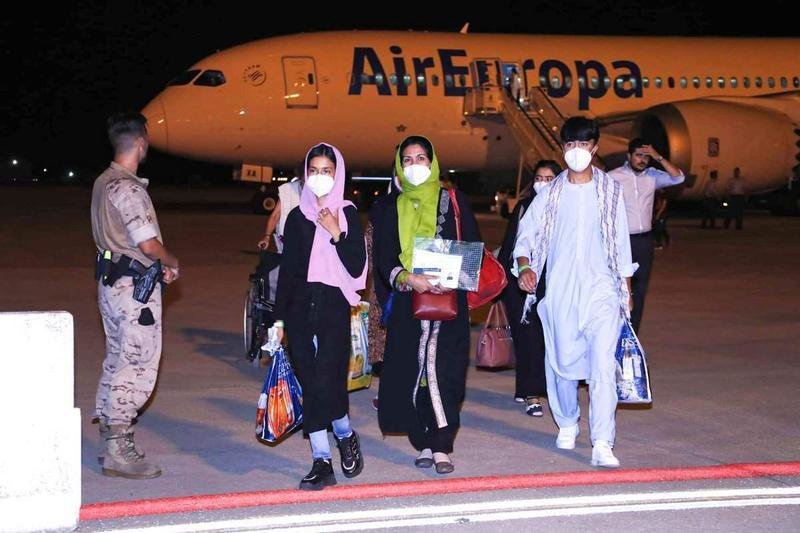 <p> Varios refugiados afganos llegan a la base aérea de Torrejón de Ardoz a 12 de agosto de 2022 - MINISTERIO DE DEFENSA </p>