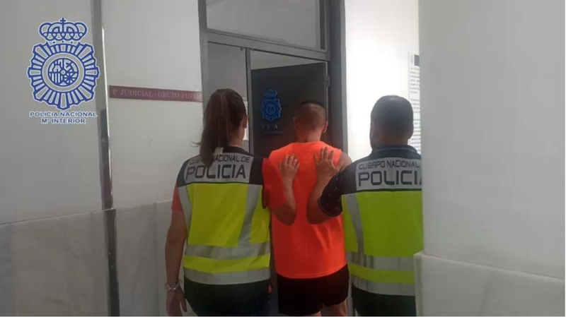 <p> Traslado del detenido a dependencias policiales POLICIA NACIONAL-EUROPAPRESS </p>