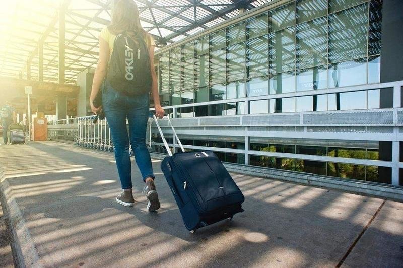 <p> Persona con su maleta en el aeropuerto </p>
