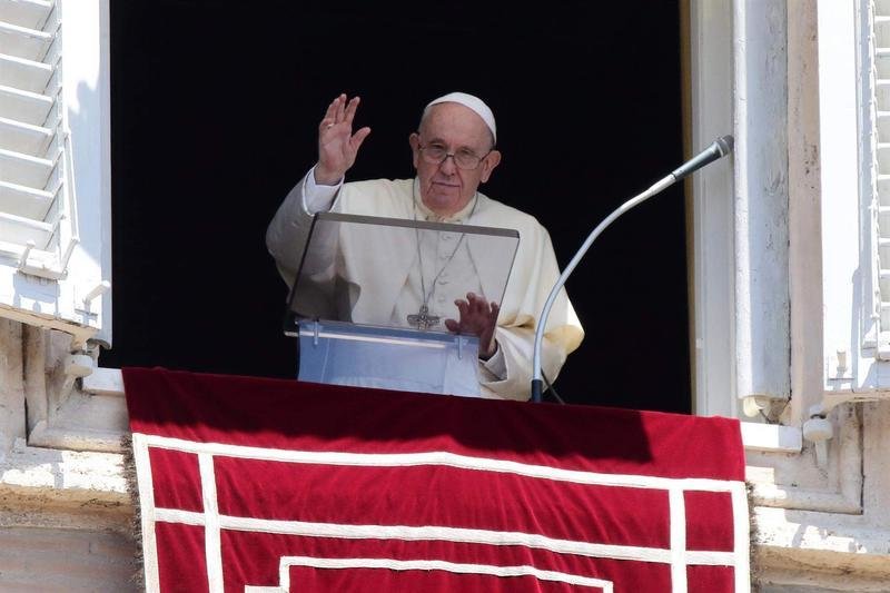 <p> El Papa en un rezo del Ángelus </p>
