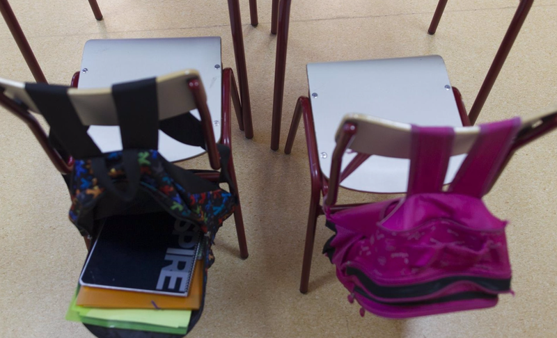 <p> Archivo - Mochilas colgadas en las sillas de un aula. - EUROPA PRESS - Archivo </p>
