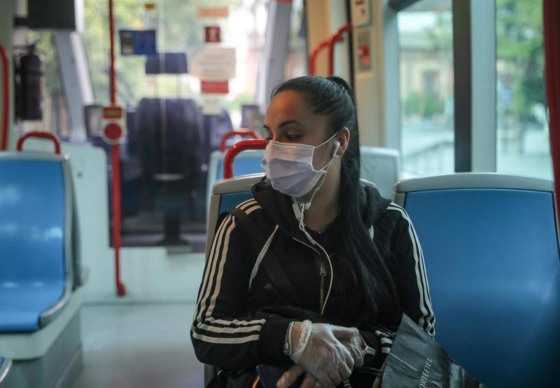 <p> Archivo - Una mujer con mascarilla en el metro-centro, Sevilla, foto de recurso - María José López - Europa Press - Archivo </p>