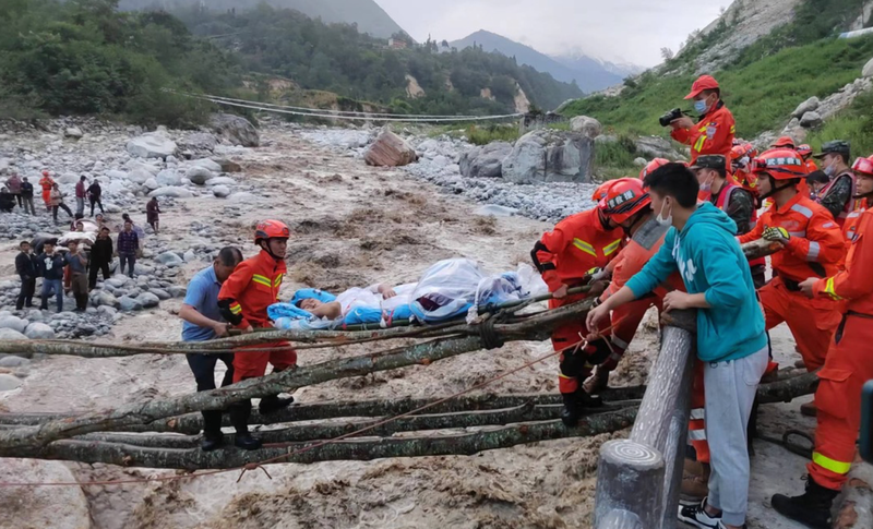 <p> Momento del rescate de una mujer. China Daily </p>