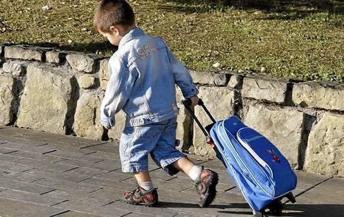 <p> Niño una mochila yendo al colegio. Imagen de archivo </p>