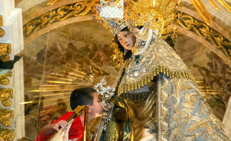 <p> Pedro conociendo a la Virgen de los Desamparados de Valencia </p>