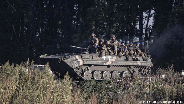 <p> Tanque con tropas en la guerra de Ucrania </p>