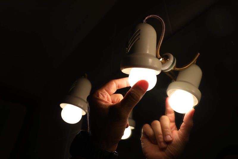 <p> Archivo - Una persona cambia la bombilla de una lámpara. - Marta Fernández - Europa Press - Archivo </p>