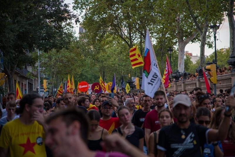<p> Unas 1.500 personas participan en la manifestación de la Esquerra Independentista en Barcelona por la Diada </p>