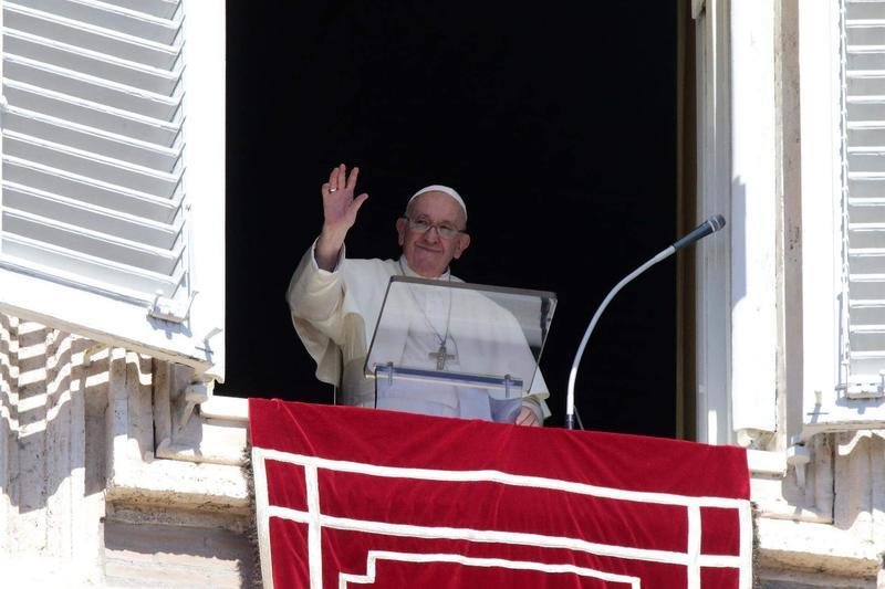 <p> El Papa durante el rezo del Ángelus </p>