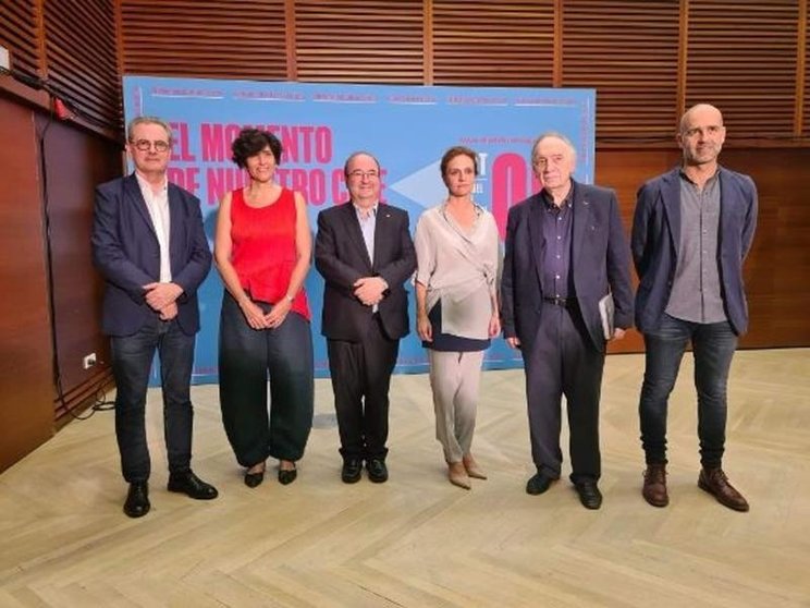 <p> El ministro de Cultura y Deporte, Miquel Iceta, en el medio, presenta el programa de actividades de la segunda edición del Día del Cine Español en el marco del Festival de San Sebastián </p>