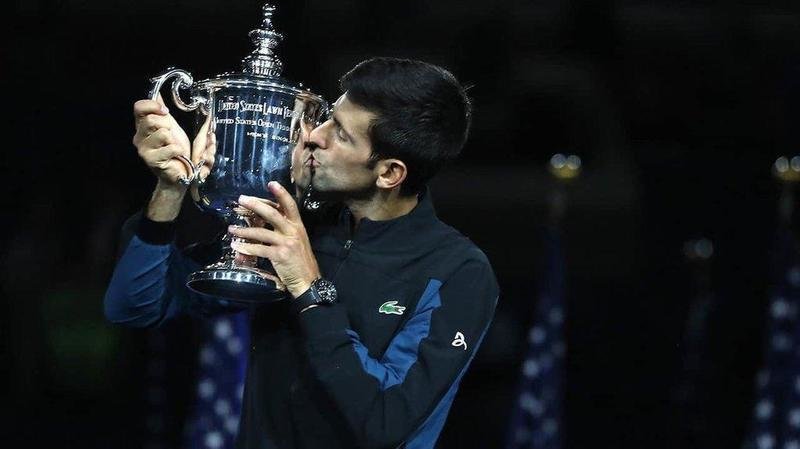 Novak Djokovic besando el trofeo otra vez más