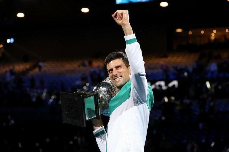 Novak Djokovic sonríe tras conseguir su decimoctavo Gran Slam.