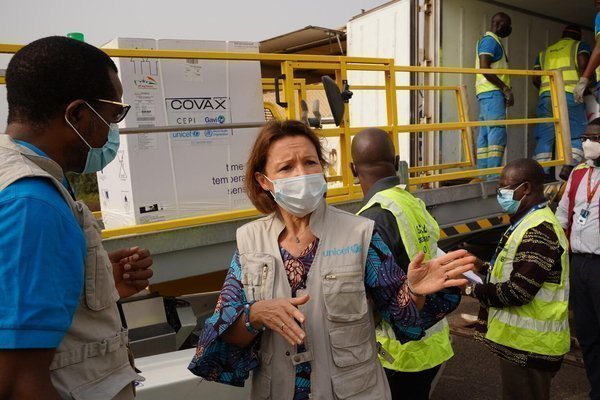  Ghana recibe un primer envío histórico de vacunas COVAX. // Twitter 