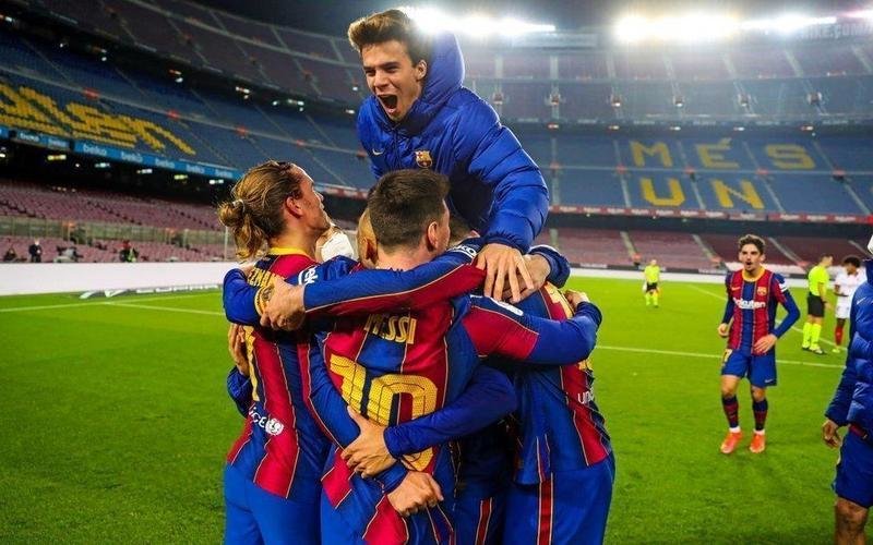  Los jugadores del FC Barcelona festejan su pase a la final. // Twitter 