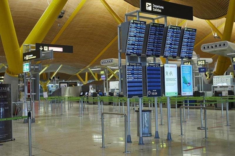  Paneles informativos en la terminal T4 del Aeropuerto Adolfo Suárez Madrid-Barajas - Jesús Hellín - Europa Press 