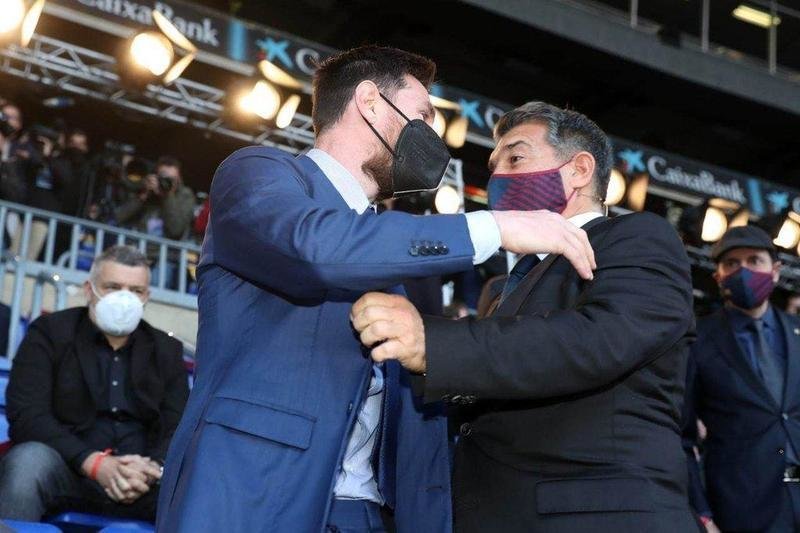  Laporta arranca su mandato dando un emotivo abrazo a Messi - FC Barcelona 