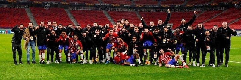  Los jugadores del Granada CF festejan su pase a cuartos de final de la Europa League. // Twitter 