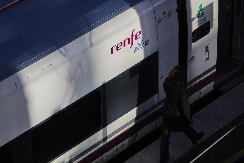  Archivo - Un viajero junto a un tren del AVE, en la Estación de Madrid-Puerta de Atocha, en Madrid (España) - Jesús Hellín - Europa Press - Archivo 