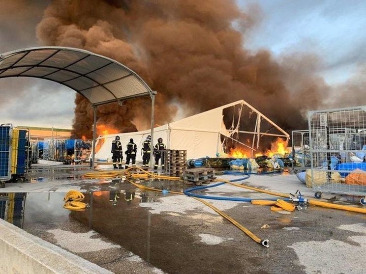 Un incendio afecta a cuatro naves industriales con almacenamiento de plástico y papel en Fuencarral.