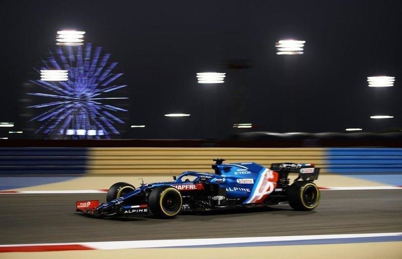 Fernando Alonso conduciendo su Alpine en el GP de Bahréin