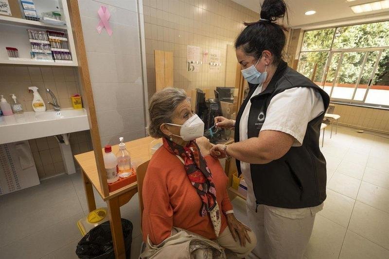  Una sanitaria vacuna a una mujer mayor de 80 años con la dosis de Pfizer en el ambulatorio Virgen Peregrina, en Pontevedra, Galicia (España), a 1 de abril de 2021. - Beatriz Ciscar - Europa Press 