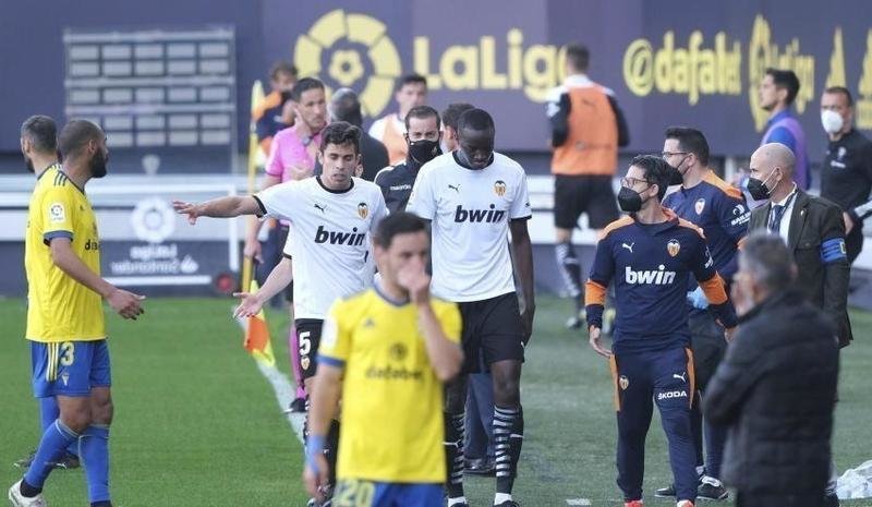 Diakhaby abandonando el terreno de juego junto a sus compañeros del Valencia