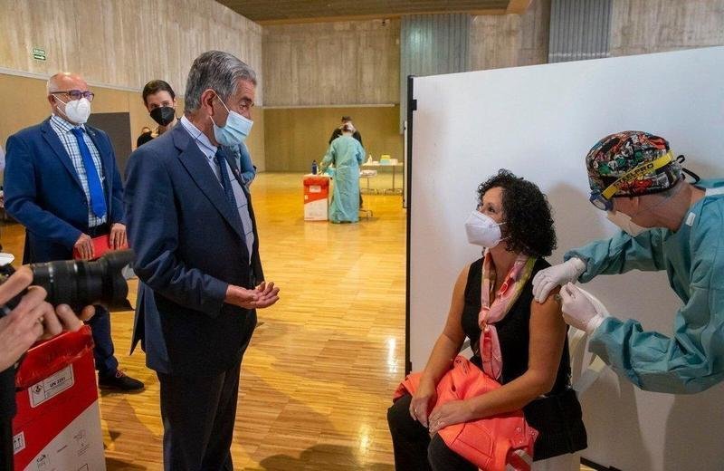  Miguel Ángel Revilla, presidente de Cantabria, en la vacunación masiva llevada a cabo en Palacio de Exposiciones de Santander. // Twitter 