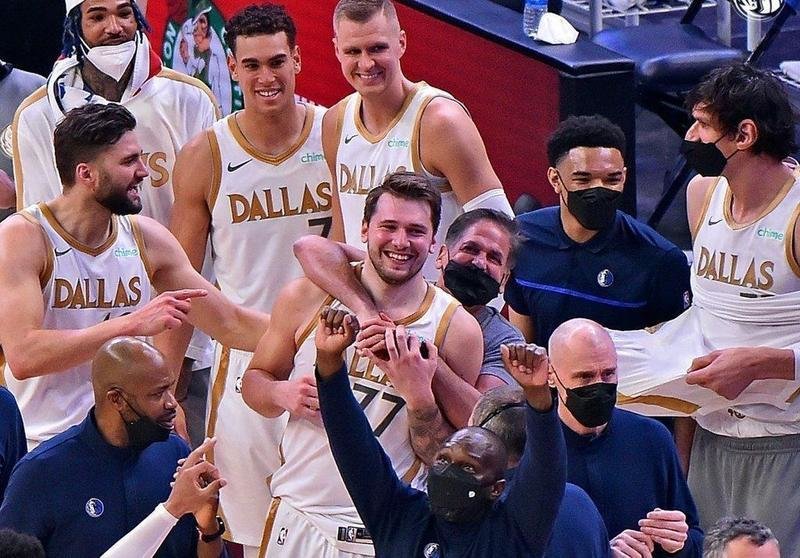  Luka Doncic y su equipo (Dallas Mavericks) celebrando la canasta del esloveno sobre la bocina 