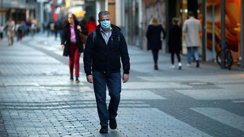  Hombre caminando por las calles de Portugal 