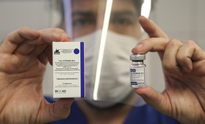 Un trabajador sanitario de Argentina enseña muestras de la vacuna contra el coronavirus Sputnik V, desarrollada en Rusia - Alan Monzon/ZUMA Wire/dpa 