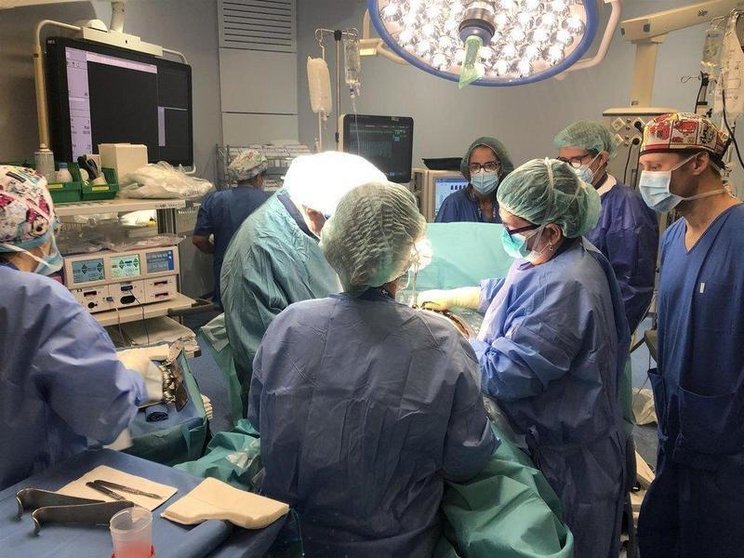  La Unidad Multidisciplinaria de Placenta Accreta ha llevado a cabo por primera vez en el Estado una operación de este tipo en quirófano híbrido, según ha informado el Hospital Vall d'Hebron de Barcelona 