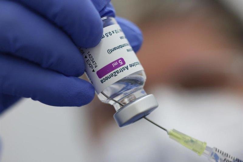  FILED - 05 April 2021, Saxony-Anhalt, Quedlinburg: A medic use a syringe to draw a dose of the coronavirus vaccine from an AstraZeneca vial. Photo: Matthias Bein/dpa-Zentralbild/dpa - Matthias Bein/dpa-Zentralbild/dp 