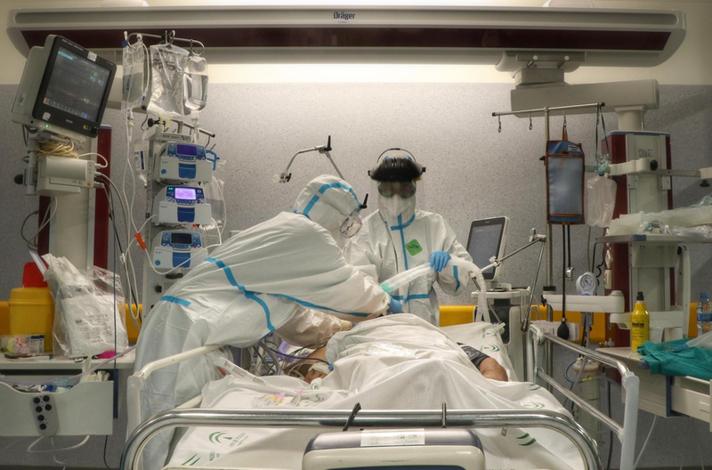  Archivo - Facultativos atienden a un paciente con Covid-19 en la UCI del Hospital Reina Sofía de Córdoba. - JUNTA DE ANDALUCÍA - Archivo 