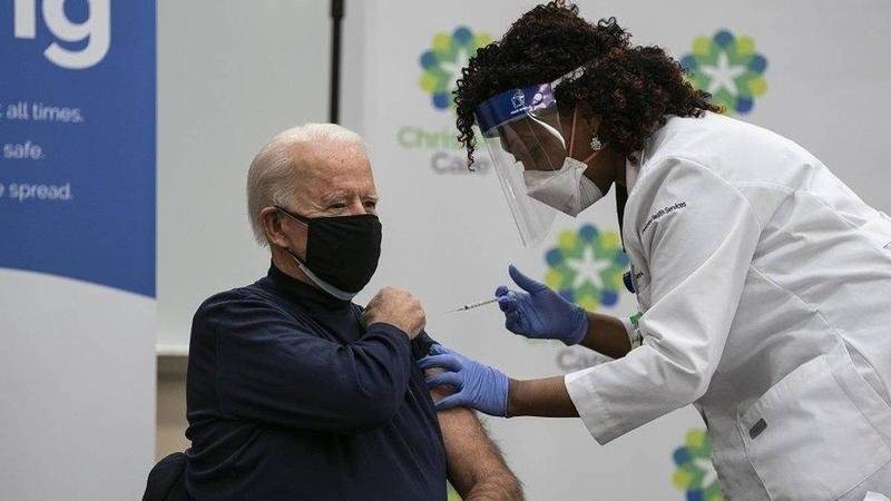  Joe Biden siendo vacunado 