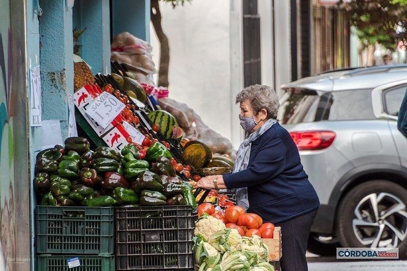  Mujer comprando en una frutería / Pilar Gázquez. 