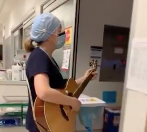  Enfermera cantando a los pacientes, vista en Twitter: @OttawaHospital 