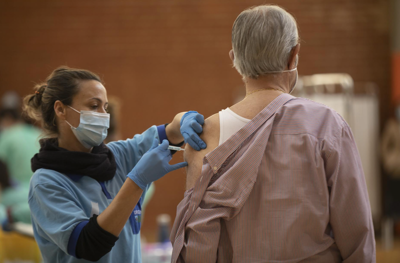  Un hombre recibe la primera dosis de la vacuna contra covid-19 - María José López - Europa Press 
