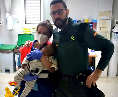 La madre del bebé auxiliado con el agente que le salvó la vida.
