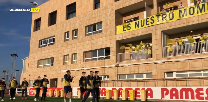  Aficionados del Villarreal animando al equipo 
