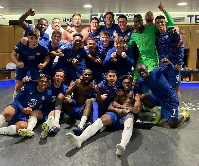  Los jugadores del Chelsea celebran la victoria en el vestuario, tras clasificarse para la final de la Champions League. Twitter 