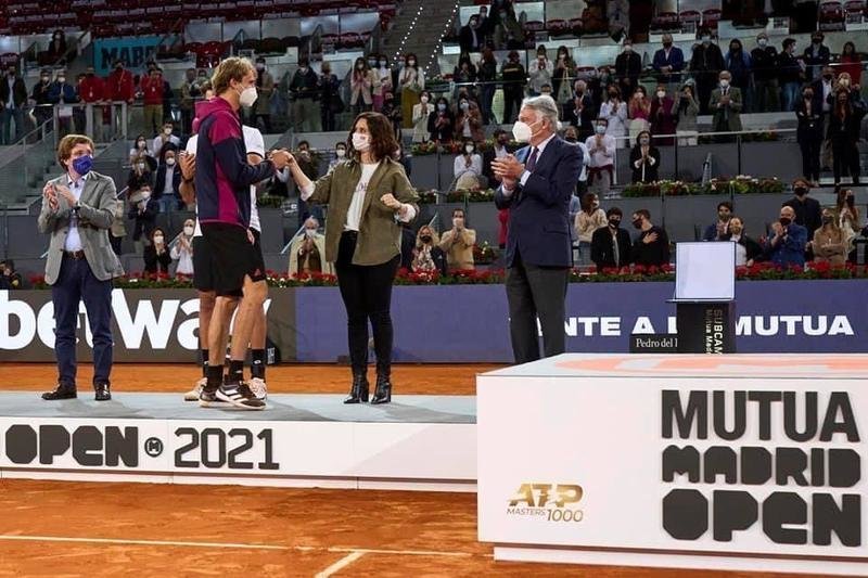  Ayuso saluda a Zverev tras su victoria en el Mutua Madrid Open. Twitter 