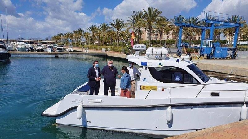  El consejero Antonio Luengo durante su visita a la nueva embarcación adquirida por la región de Murcia. EP 
