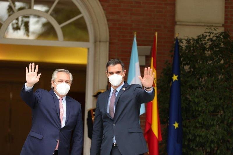  Sánchez con el presidente de Argentina, Alberto Fernández, a su llegada a España. EP 