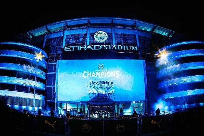  El Etihad Stadium, estadio del Manchester City, celebra la Premier League conseguida por el equipo. Manchester City 