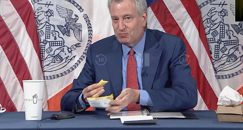 El alcalde de NY se come una hamburguesa en una conferencia
