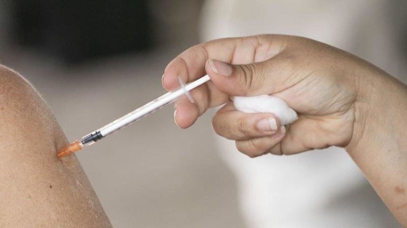  Imagen de recurso de una persona siendo vacunada 