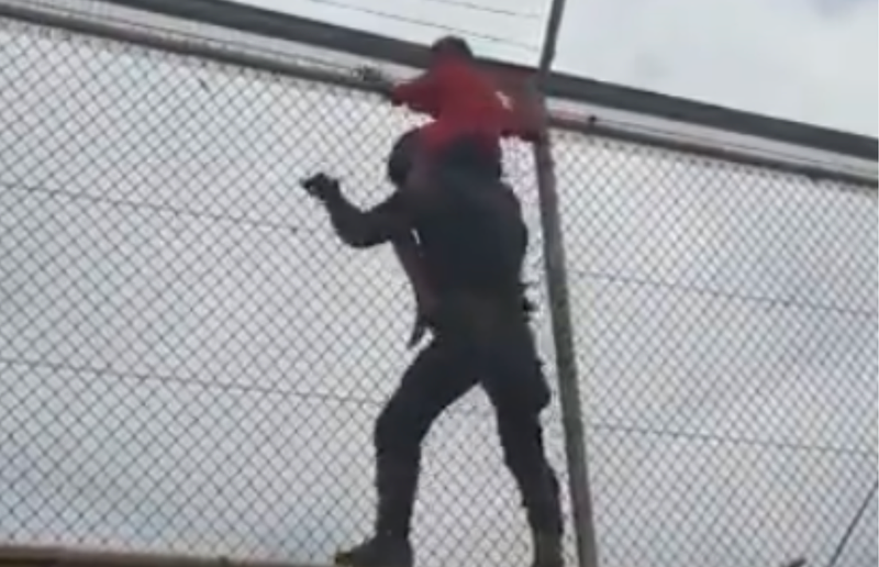  Imagen del video del legionario rescatando a una menor 